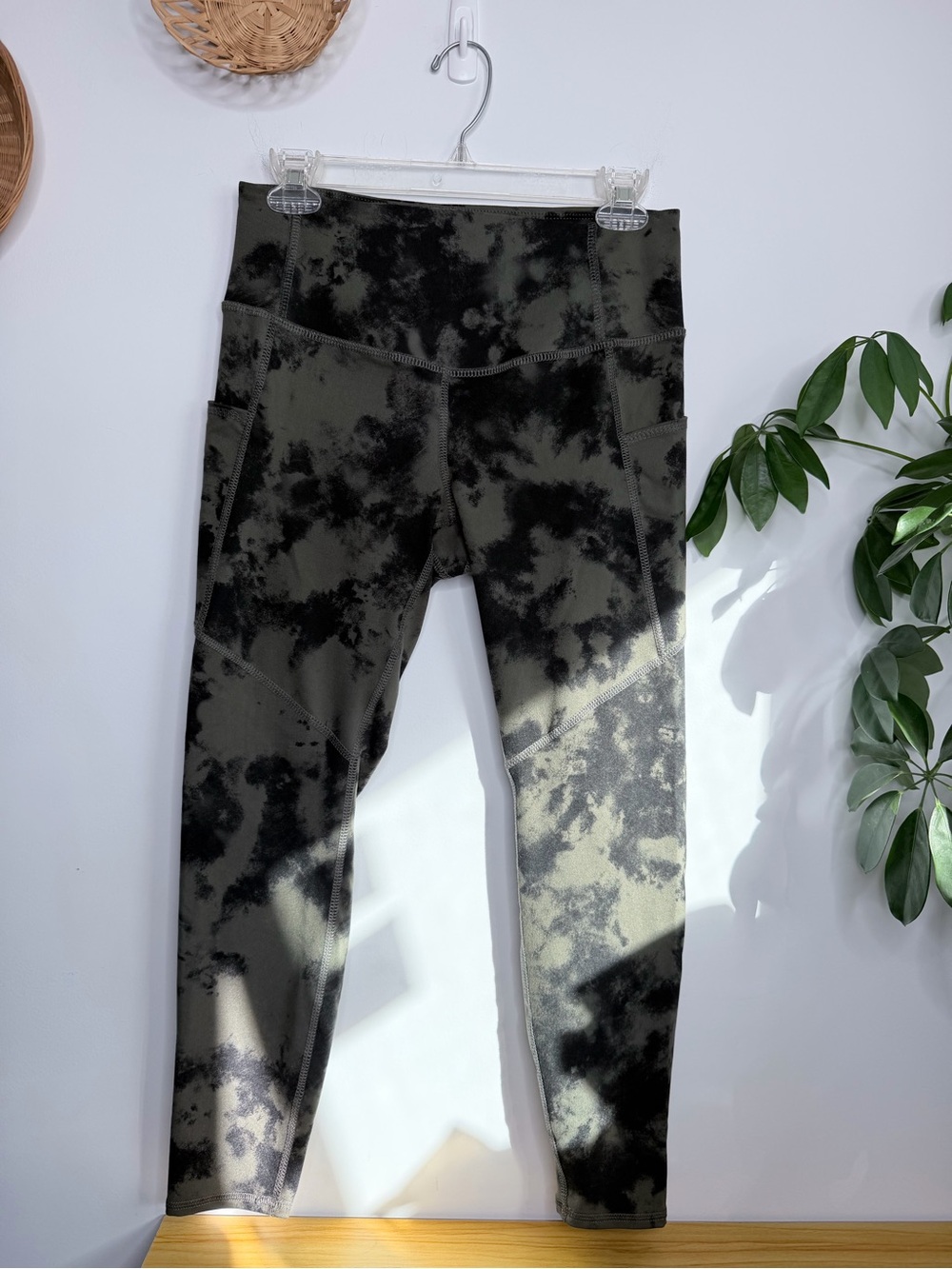 Evolution And Creation Cropped Leggings Size L